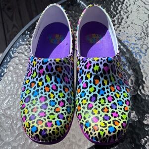 Lisa Frank x Crocs Neria Pro II Rainbow Leopard Print Work Clogs Womens 8 Pink